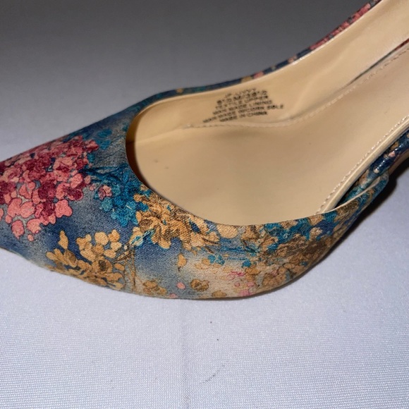 Jessica Simpson Floral Pattern Heels. - Picture 3 of 12